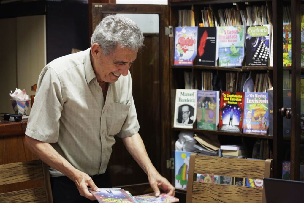 Lucas Amorelli (Diário) - Auri Sudati é voluntário em escolas municipais