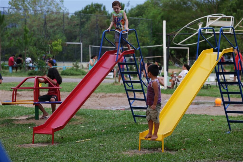 Fotos: Lucas Amorelli (Diário) - Duas praças do Bairro Tancredo Neves receberam brinquedos novos e foram inauguradas oficialmente