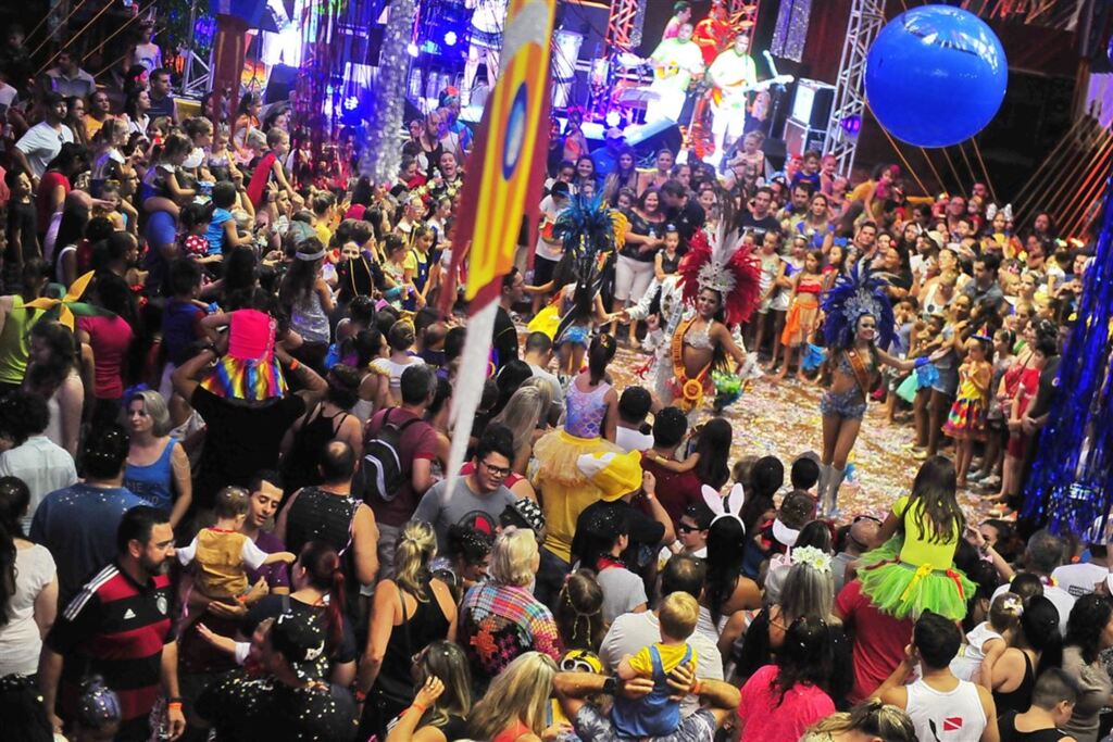 FOTOS: criançada aproveitou o domingo para pular Carnaval em Santa Maria