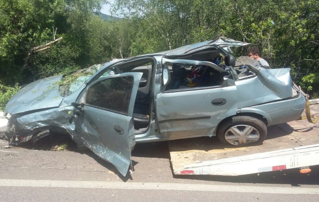 Carro bate em árvore e quatro ficam feridos na BR-392
