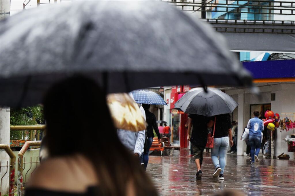 Carnaval começa com chuva e calorão