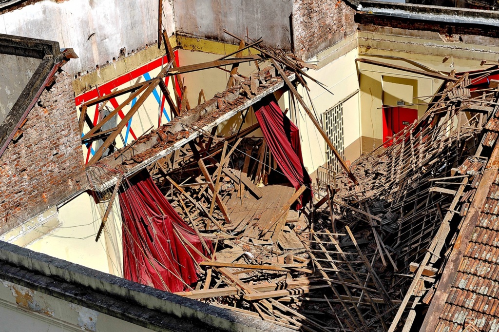 Parte da estrutura do Clube Caixeiral desaba