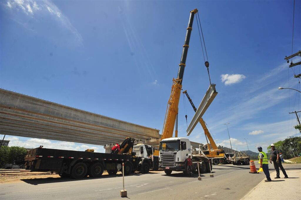 Foto: Gabriel Haesbaert (Diário) - Última viga do viaduto foi fixada por volta das 15h