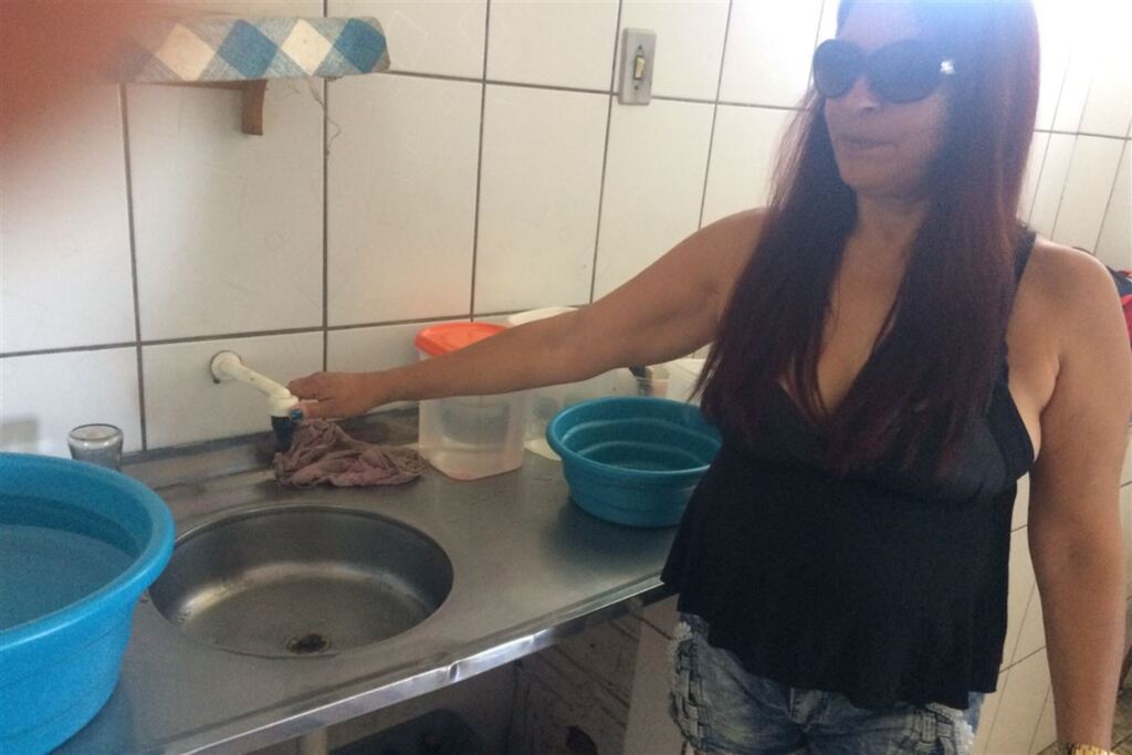 Foto: Camila Gonçalves (Diário) - Cláudia Silva da Luz, 55 anos, mostra a torneira sem água, fato que tem sido recorrente