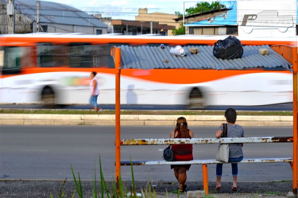 Passageiros reclamam, e empresas de ônibus admitem atrasos em horários