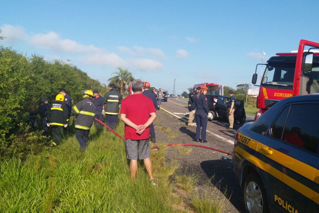 Duas pessoas morrem e um jovem fica ferido em acidente na BR-290