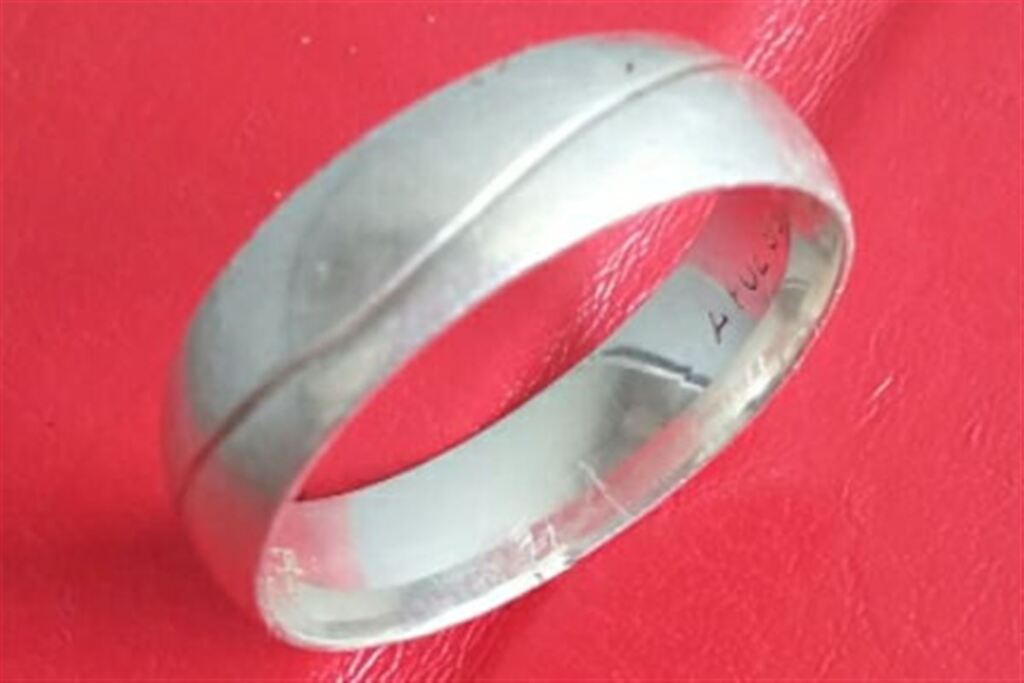 Idosa encontra aliança em parada de ônibus