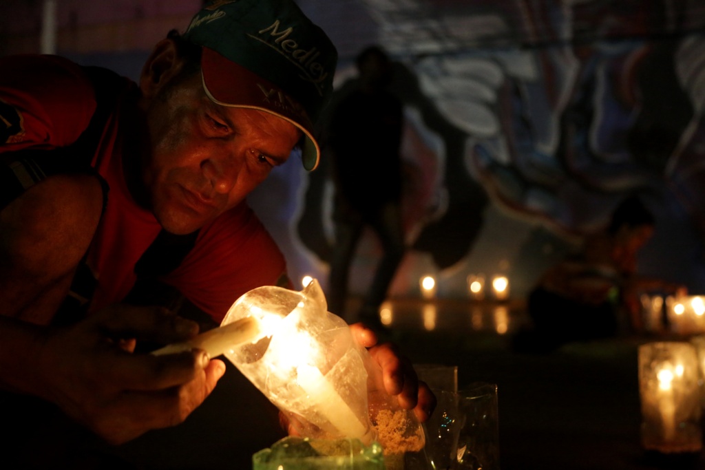 Caminhada luminosa homenageia as vítimas