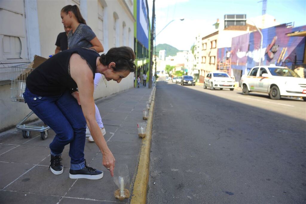 Foto: Gabriel Haesbaert (Diário) - Voluntários e pais dedicaram-se aos preparativos na tarde desta sexta-feira