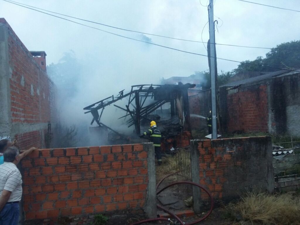 Incêndio destrói casa e deixa moradora ferida em Santa Maria