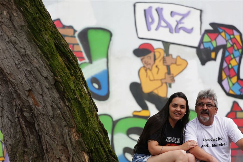 Foto: Lucas Amorelli (Diário) - Em homenagem ao Vinícius Montardo Rosado, que morreu na tragédia, a irmã dele, Jéssica, e o pai, Ogier, criaram a associação Ah...Muleke!