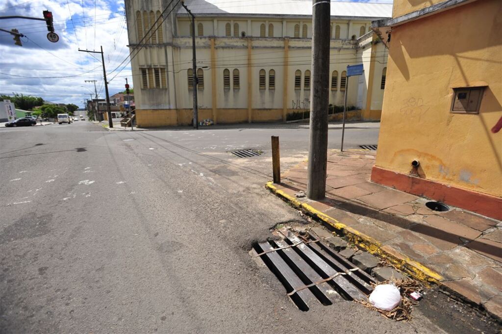 Foto: Gabriel Haesbaert (Diário) - Bueiro em que Evellyn prendeu a perna fica no bairro Itararé