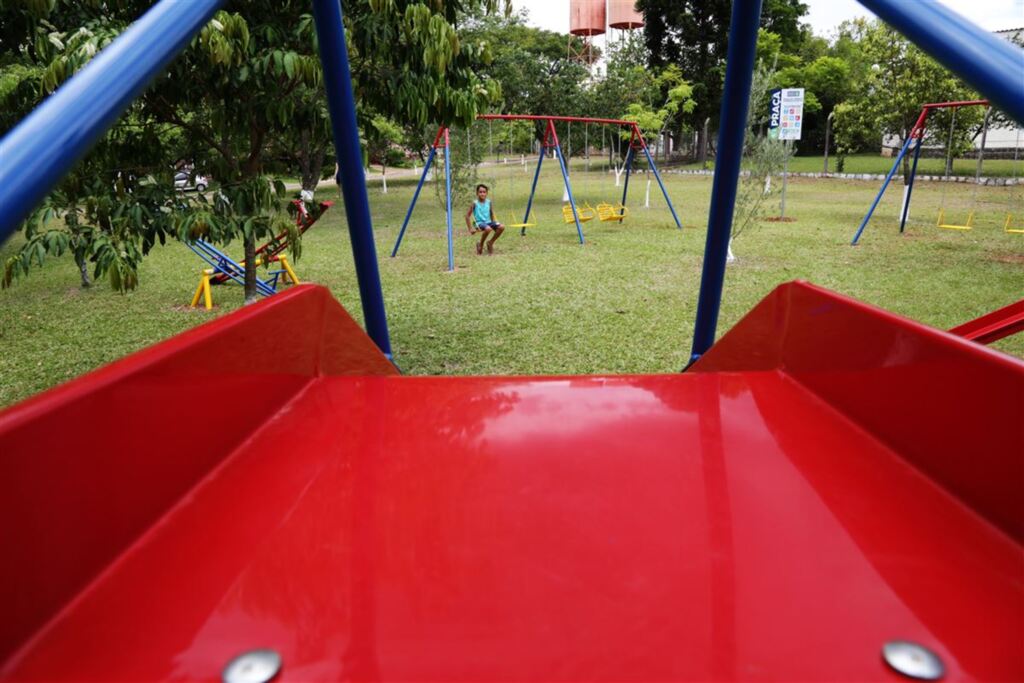 Fotos: Lucas Amorelli (Diário) - Pedro Henrique, 6 anos,  enfrentou o calor deste sábado para brincar na pracinha