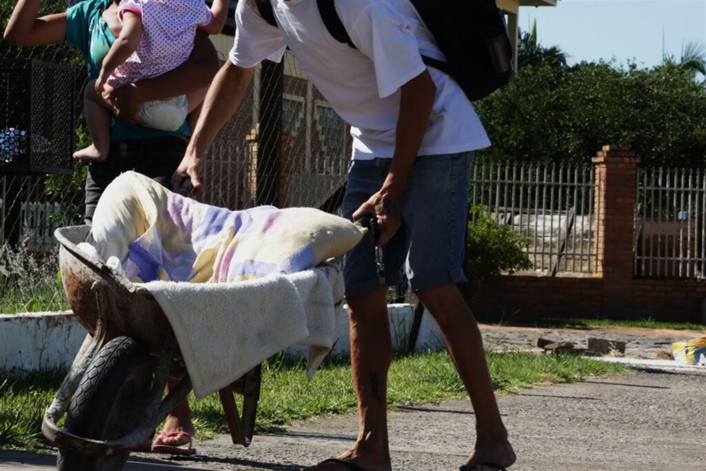 Carrinho-de-mão com bebê em plena rodovia chama a atenção