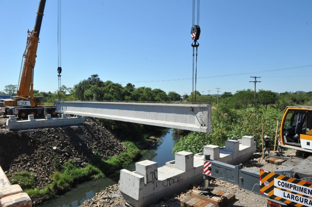 Charles Guerra 15/12/2017 - Em dezembro, foram içadas vigas para a segunda ponte do Arroio Cadena, que deve ficar pronta em 2018