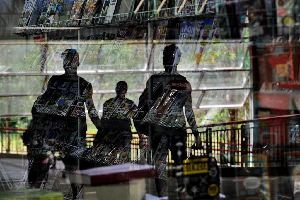 Foto: Charles Guerra (Diário) - Enquanto o ônibus não chega, rodoviária hospeda situações e pessoas desconhecidas