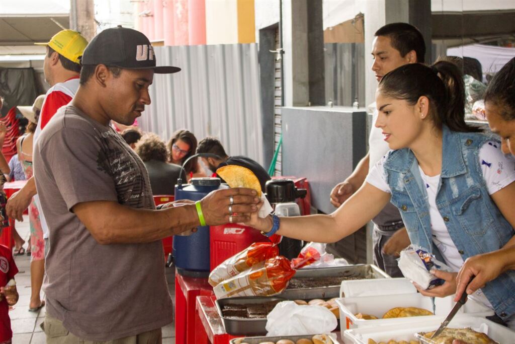 Café solidário é servido por voluntários na Praça Saldanha Marinho