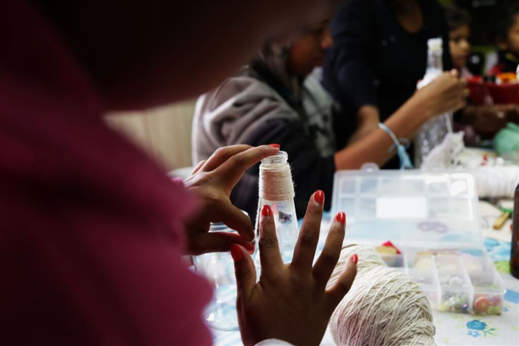 Voluntárias promovem oficinas de artesanato na Vila Schirmer