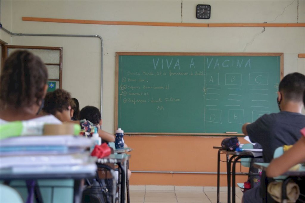 Retomada na rede municipal tem falta de professores e turmas sem aulas