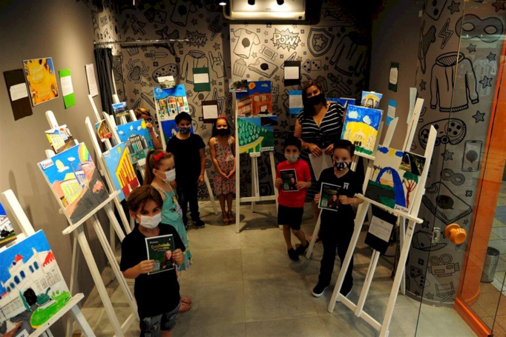 Exposição de alunos do Colégio Centenário recria patrimônios de Santa Maria