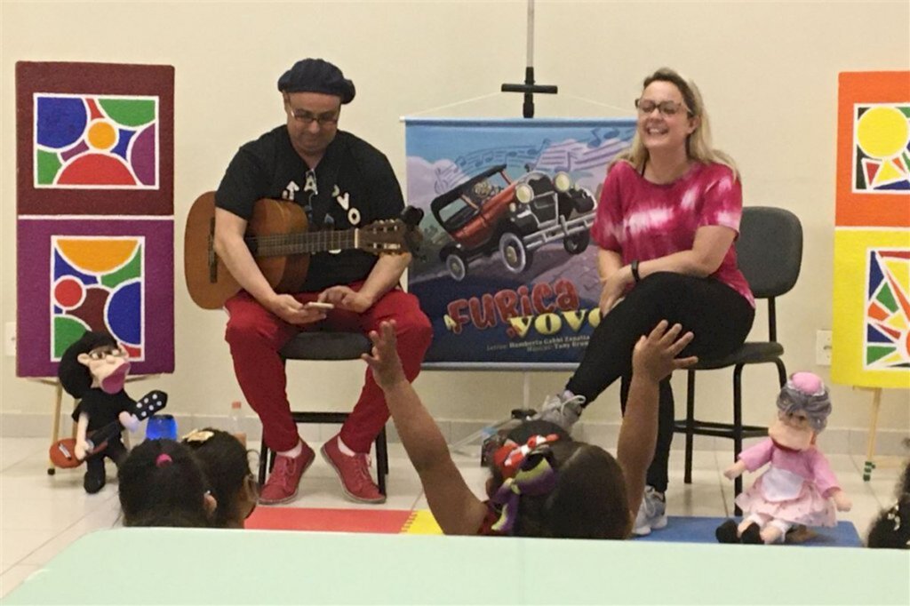 Músicos levam show e oficina literária a escolas de Santa Maria