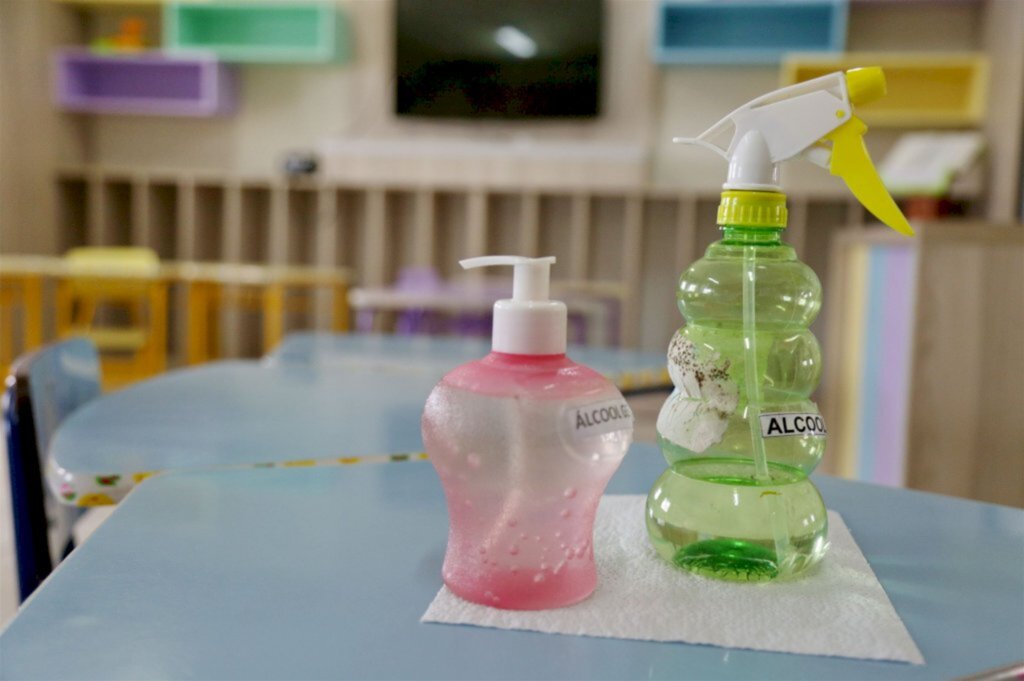 VÍDEO: escolas públicas e privadas voltarão a ter aula presencial a partir deste mês