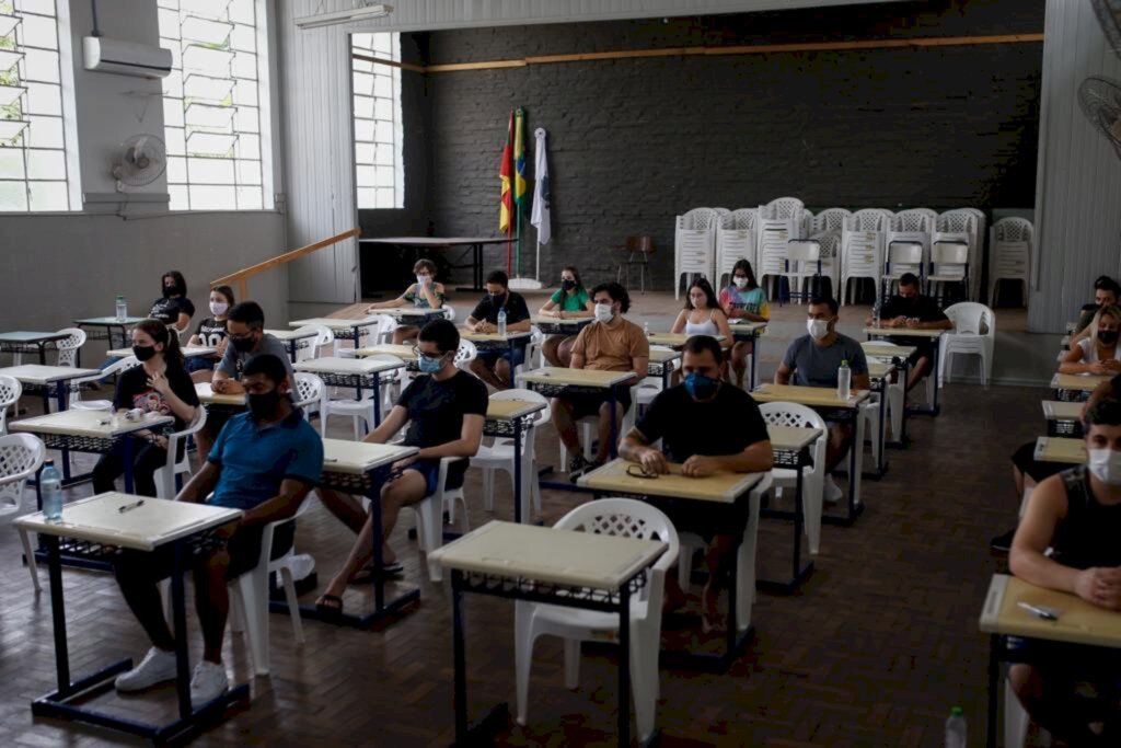 Segundo dia de Enem tem movimento tranquilo e poucas filas em Santa Maria