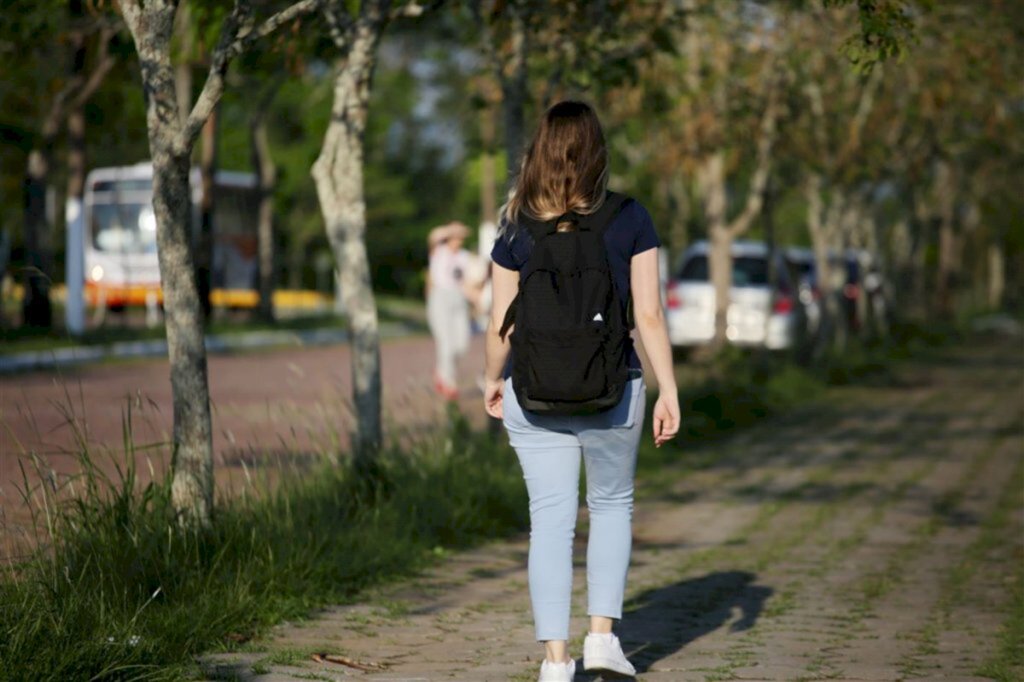 Com alta de casos de Covid-19 no país, estudantes pedem novo adiamento do Enem