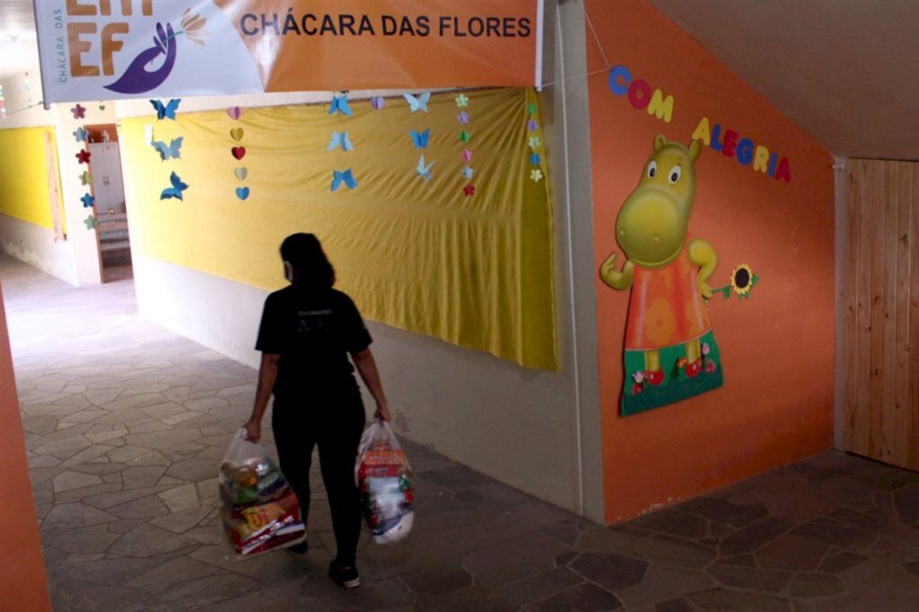 168 famílias vão receber kits de alimentos que estavam estocados em escolas