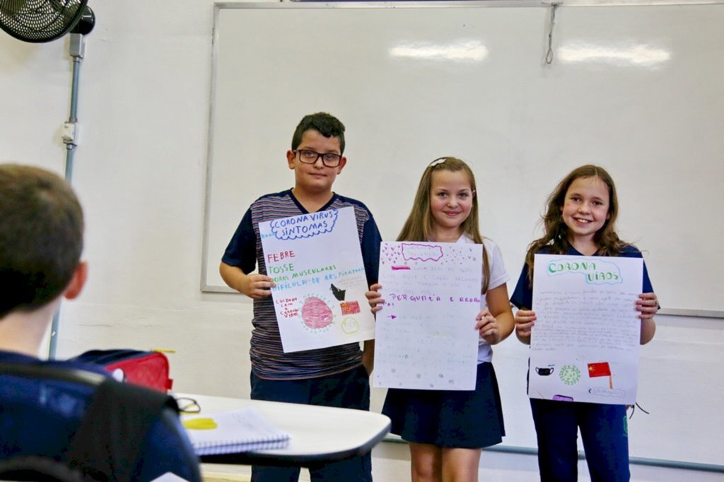 Foto: Pedro Piegas (Diário) - Alunos do 5º ano do Centenário fazem cartazes sobre origem e prevenção do coronavírus