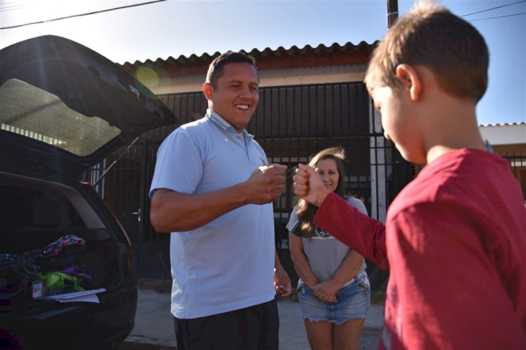 VÍDEO: voluntários arrecadam e distribuem materiais escolares em Santa Maria