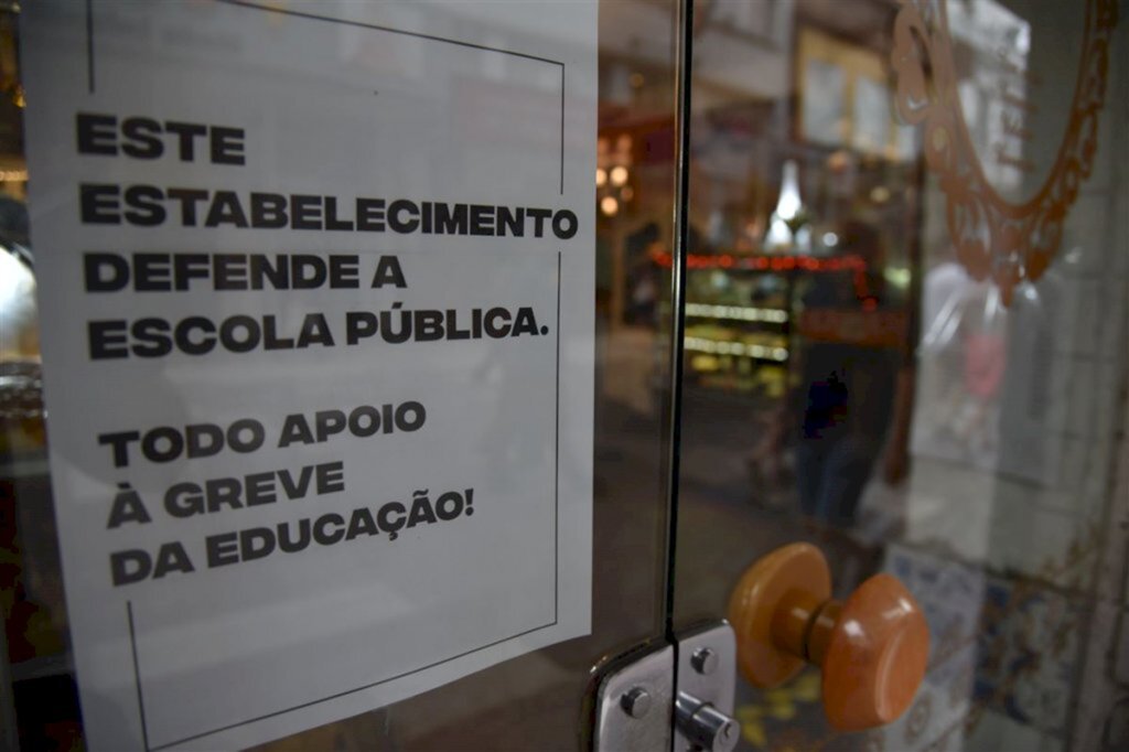 Greve só acaba com retirada de pacote da Assembleia, dizem professores