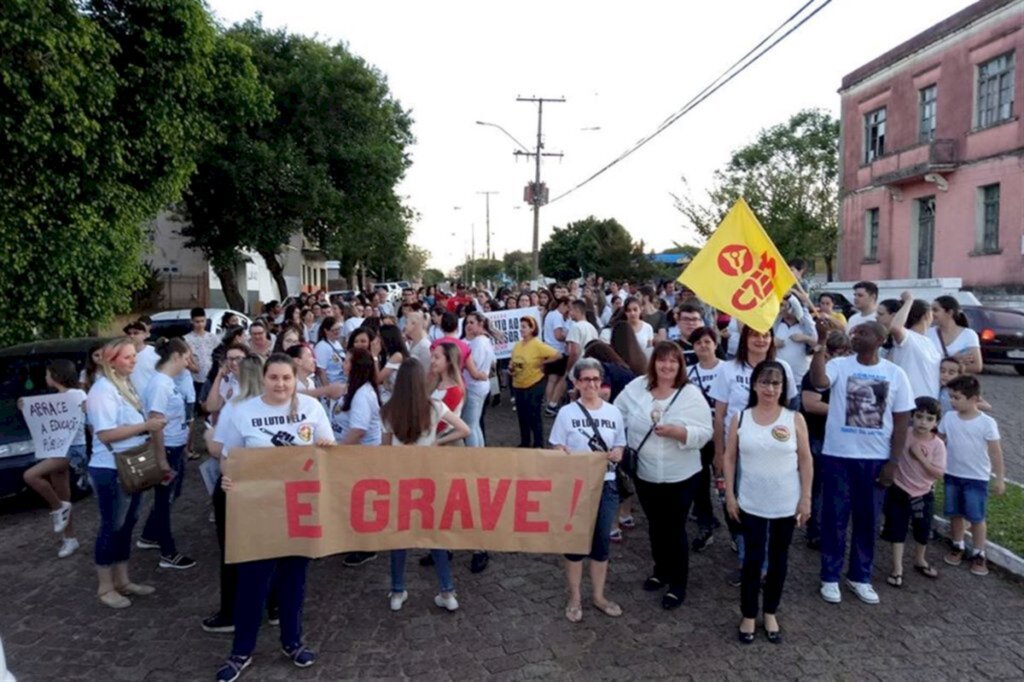 Professores da rede estadual realizam caminhada luminosa em Santa Maria