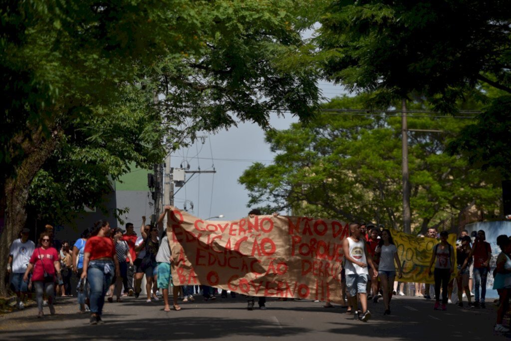 título imagem VÍDEO+FOTOS: professores e estudantes participam da Marcha pela Educação