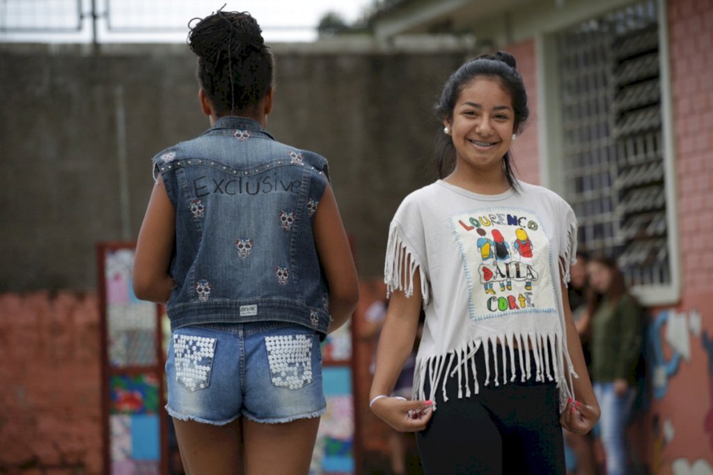 VÍDEO: alunos fazem desfile com roupas e acessórios customizados em aula