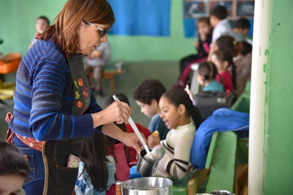 Por falta de merendeira, escola tem que improvisar na refeição dos pequenos