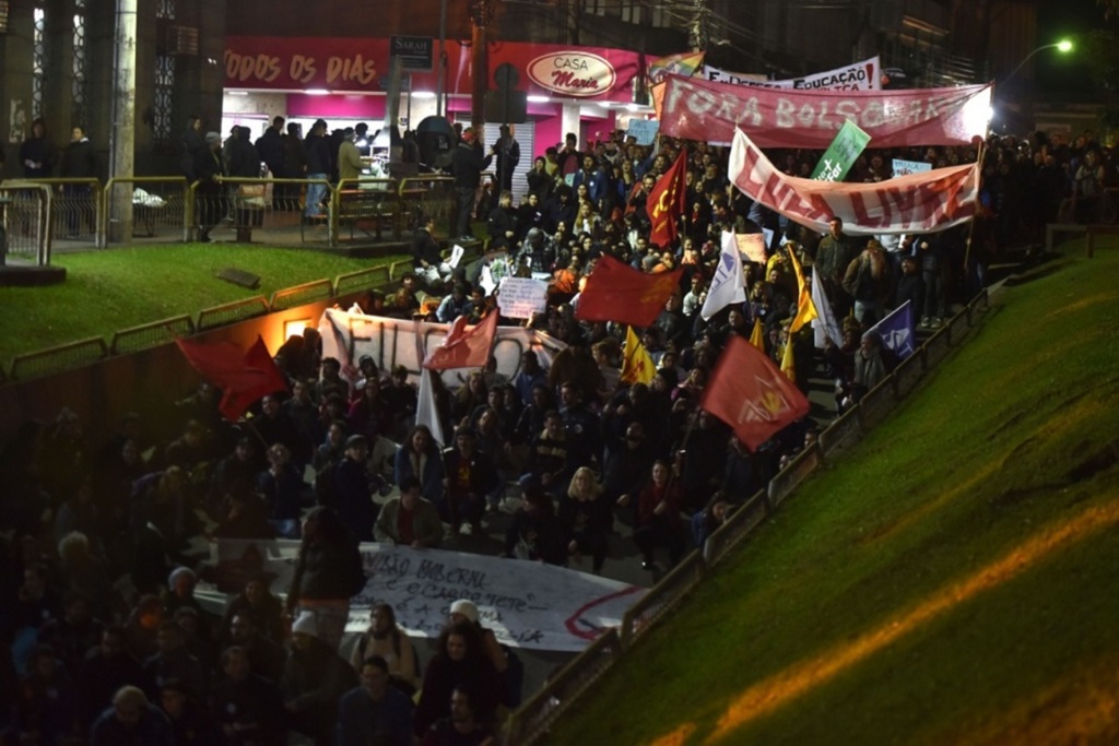Protestos marcam o dia em defesa da educação em Santa Maria