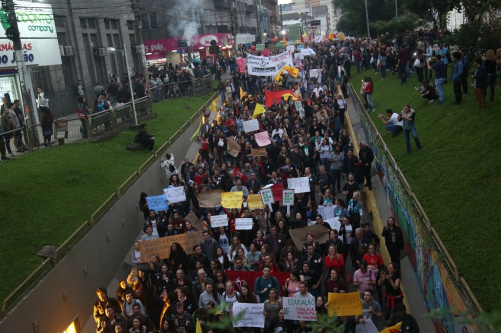 Professores fazem nova paralisação pela educação nesta terça-feira