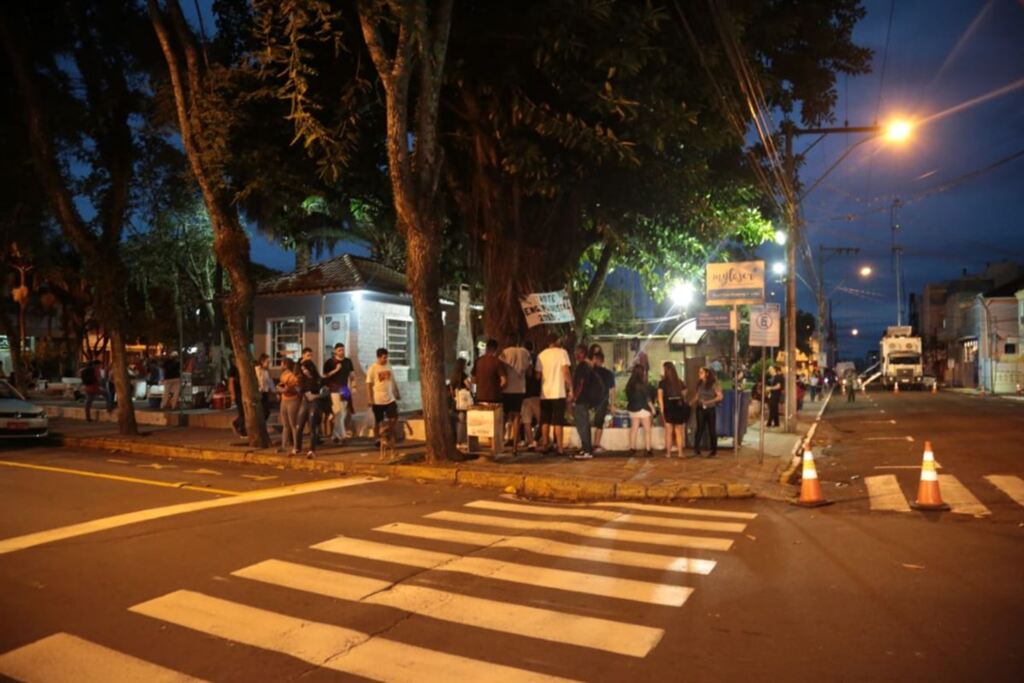 título imagem Calourada Segura reúne bixos na Praça Saturnino de Brito