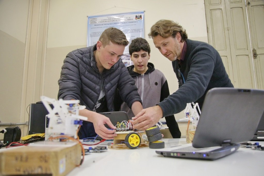 VÍDEO: estudantes encaram desafio de manter escola pública no topo do Enem