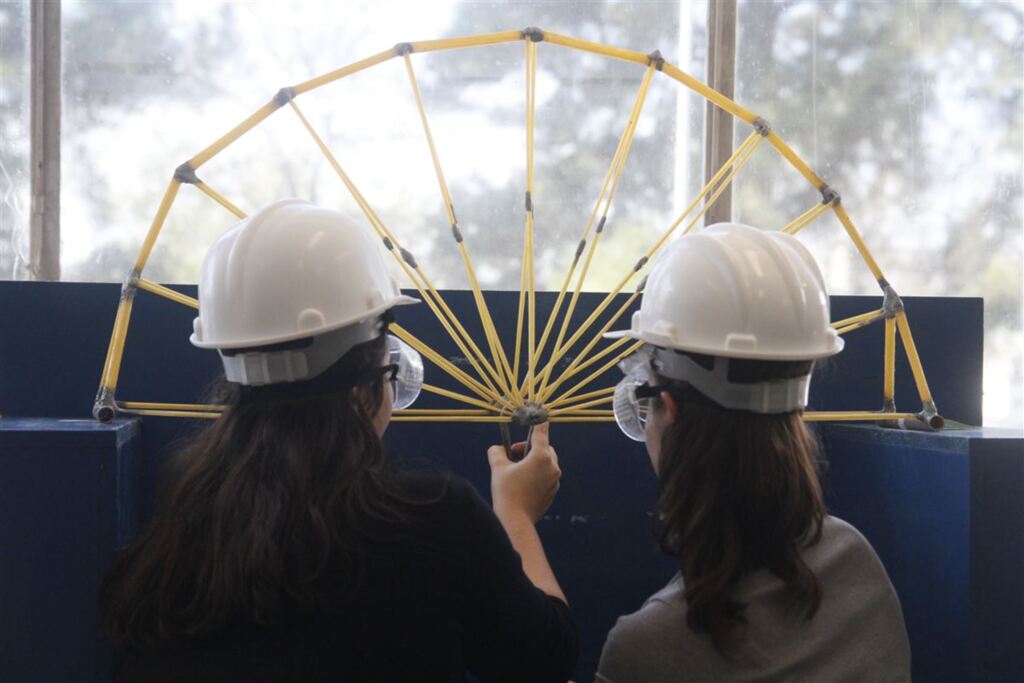 Alunos da UFSM testam conhecimento criando pontes de espaguete