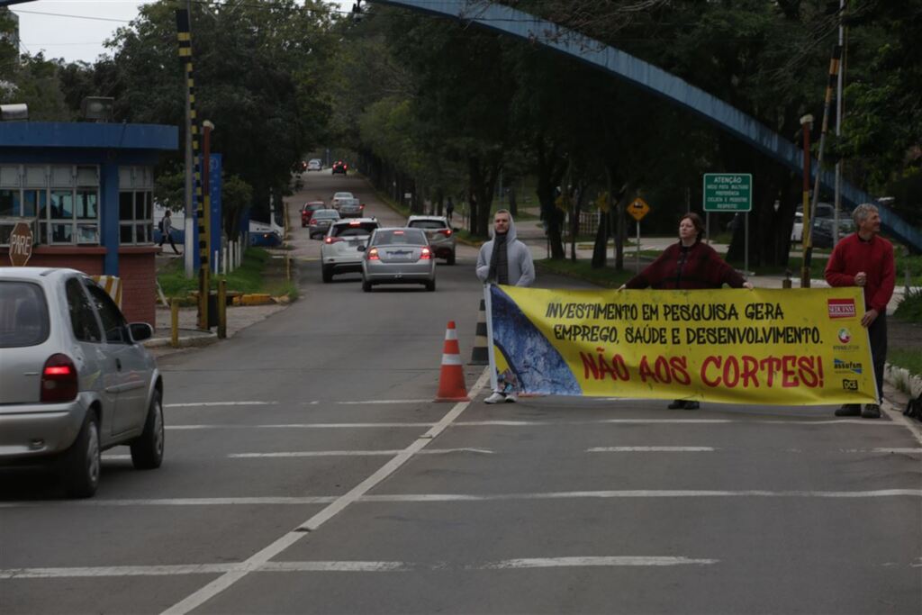 Foto: Renan Mattos (Diário) - Manifestações carregavam faixas com dizeres contrários a política educacional do governo federal