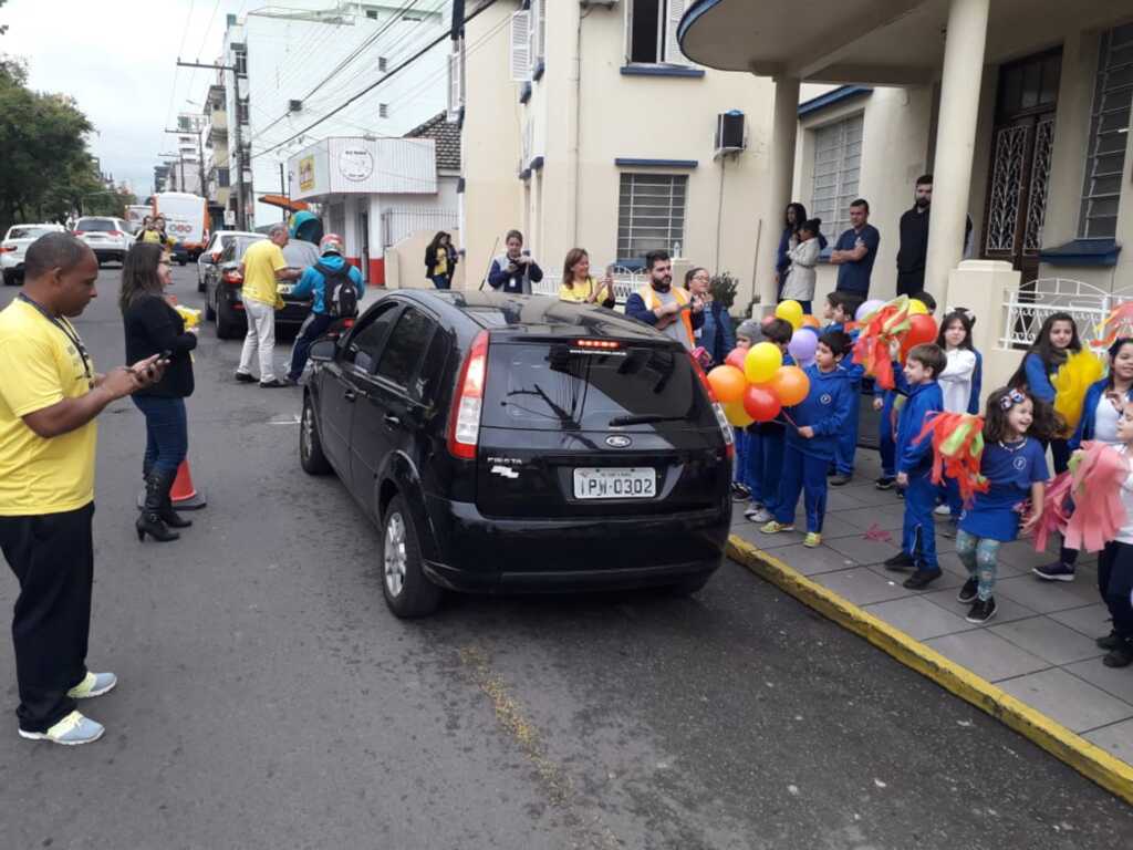 VÍDEO: Alunos do Colégio Fátima participaram de blitz educativa
