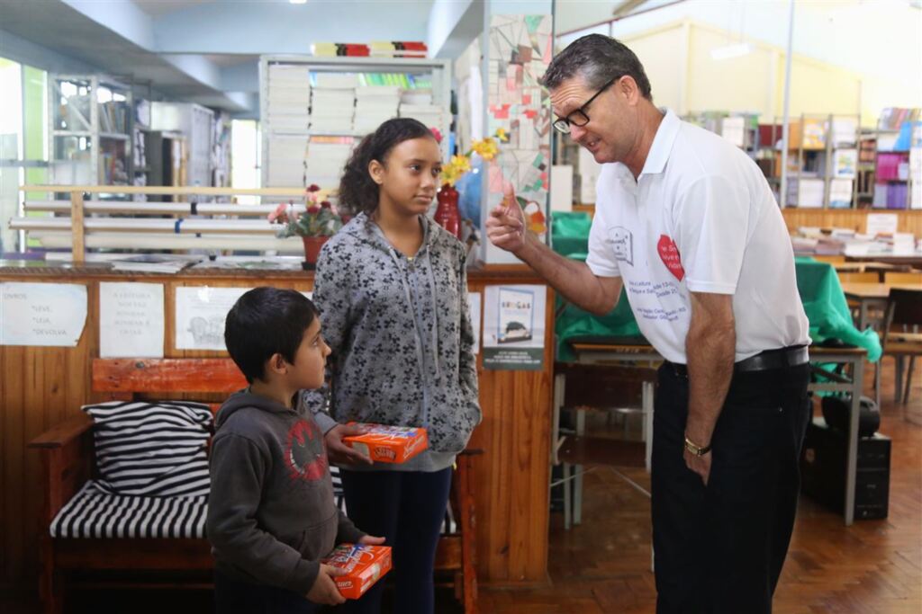 Foto: Pedro Piegas (Diário) - Gilberto Brandt com os estudantes da Escola Estadual Walter Jobim Nicoly Dias e Davi Dalbão. Por meio do incentivo dele, os alunos aram a ler mais
