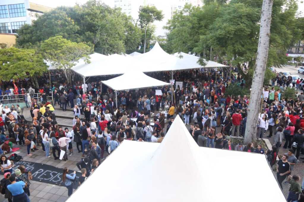 Praça Saldanha Marinho fica lotada durante manifestação contra cortes na educação