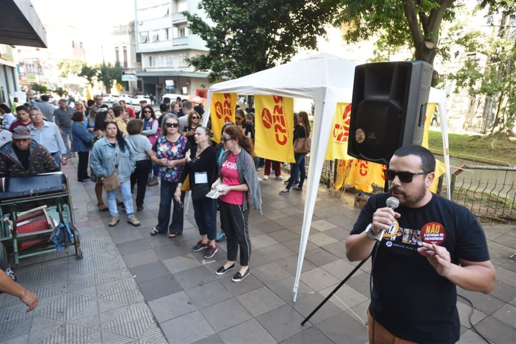 Professores estaduais fazem manifestação no centro de Santa Maria