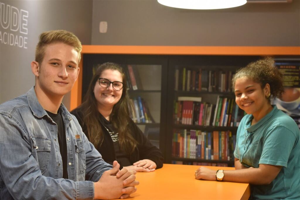 Foto: Gabriel Haesbaert (Diário) - Davi (a partir da esq.), Larissa e Sarah tentam filtrar informações para manter foco