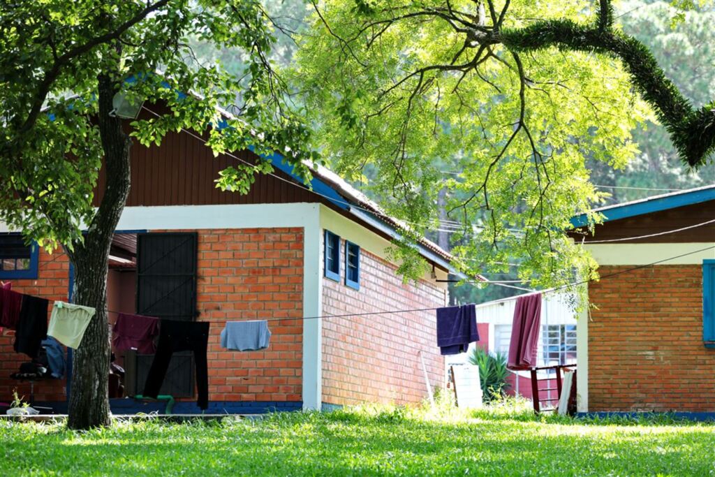 Alunos que ocupam casas na UFSM reclamam da falta de organização da instituição
