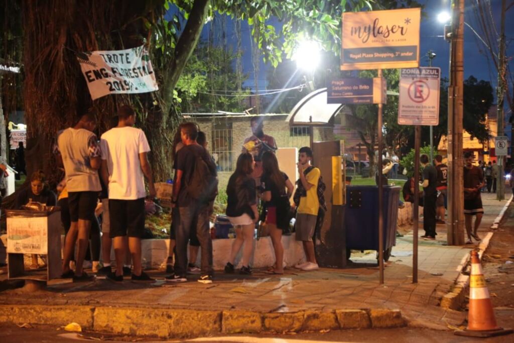 título imagem Com reforço de segurança, estudantes festejam a volta às aulas na Praça Saturnino de Brito