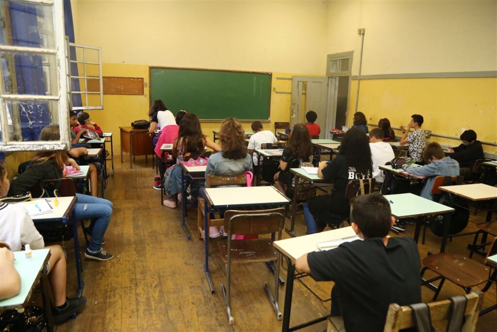 título imagem Professores protestam pela falta de docentes e casos de enturmação em Santa Maria
